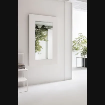 Specchio Dolcevita con cornice in legno laccato poro aperto bianco gesso di Tomasella