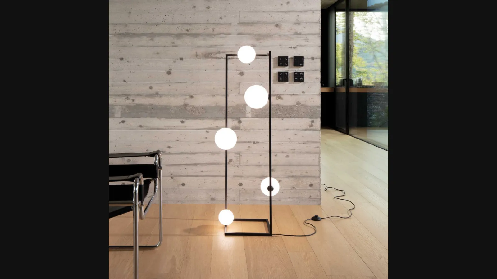 Lampada da terra Angolo in metallo con diffusori in vetro bianco, soffiato e acidato di Ideal Lux