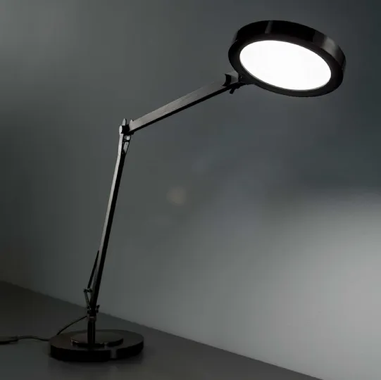 Lampada da tavolo Futura in alluminio e plastica con diffusore orientabile a led e interruttore incorporato di Ideal Lux