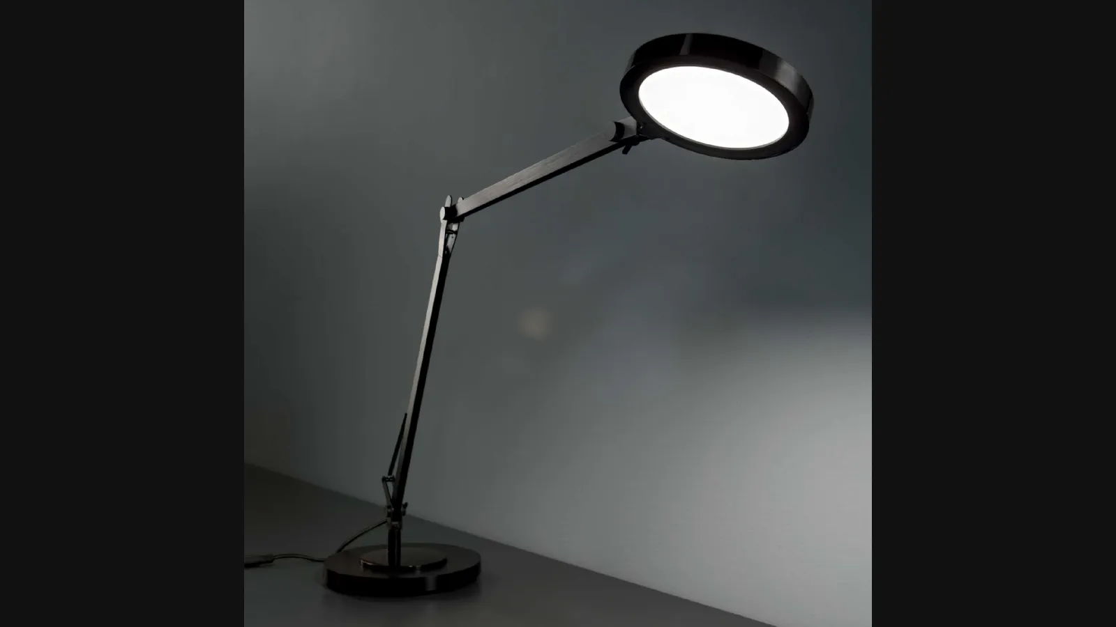 Lampada da tavolo Futura in alluminio e plastica con diffusore orientabile a led e interruttore incorporato di Ideal Lux