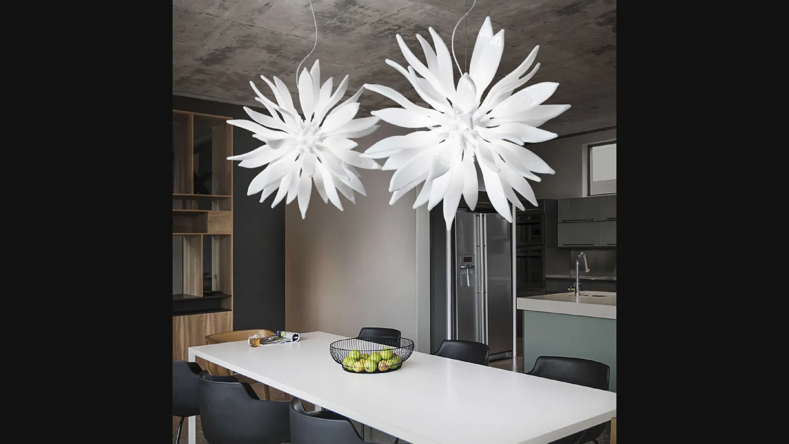 Lampada a sospensione Leaves in vetro soffiato bianco e modellato a mano di Ideal Lux