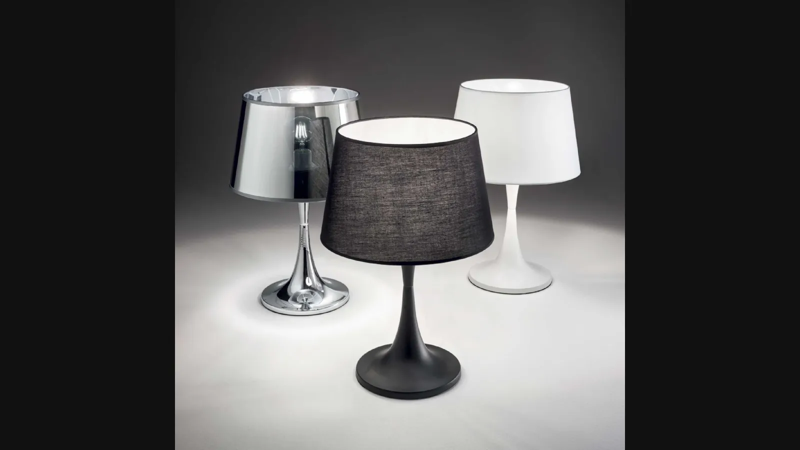 Lampada da tavolo London in metallo con cappello in tessuto o PVC di Ideal Lux