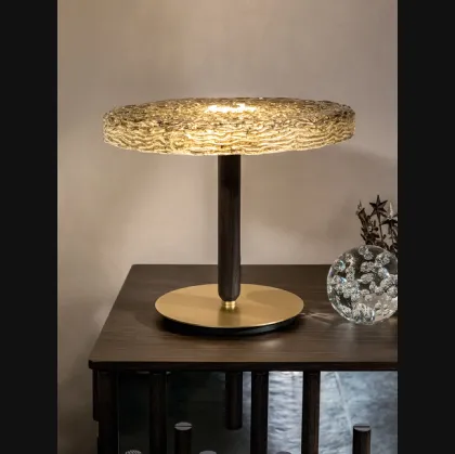 Lampada da tavolo Macrabè in vetro e legno di rovere massello con base in metallo di Tonin Casa