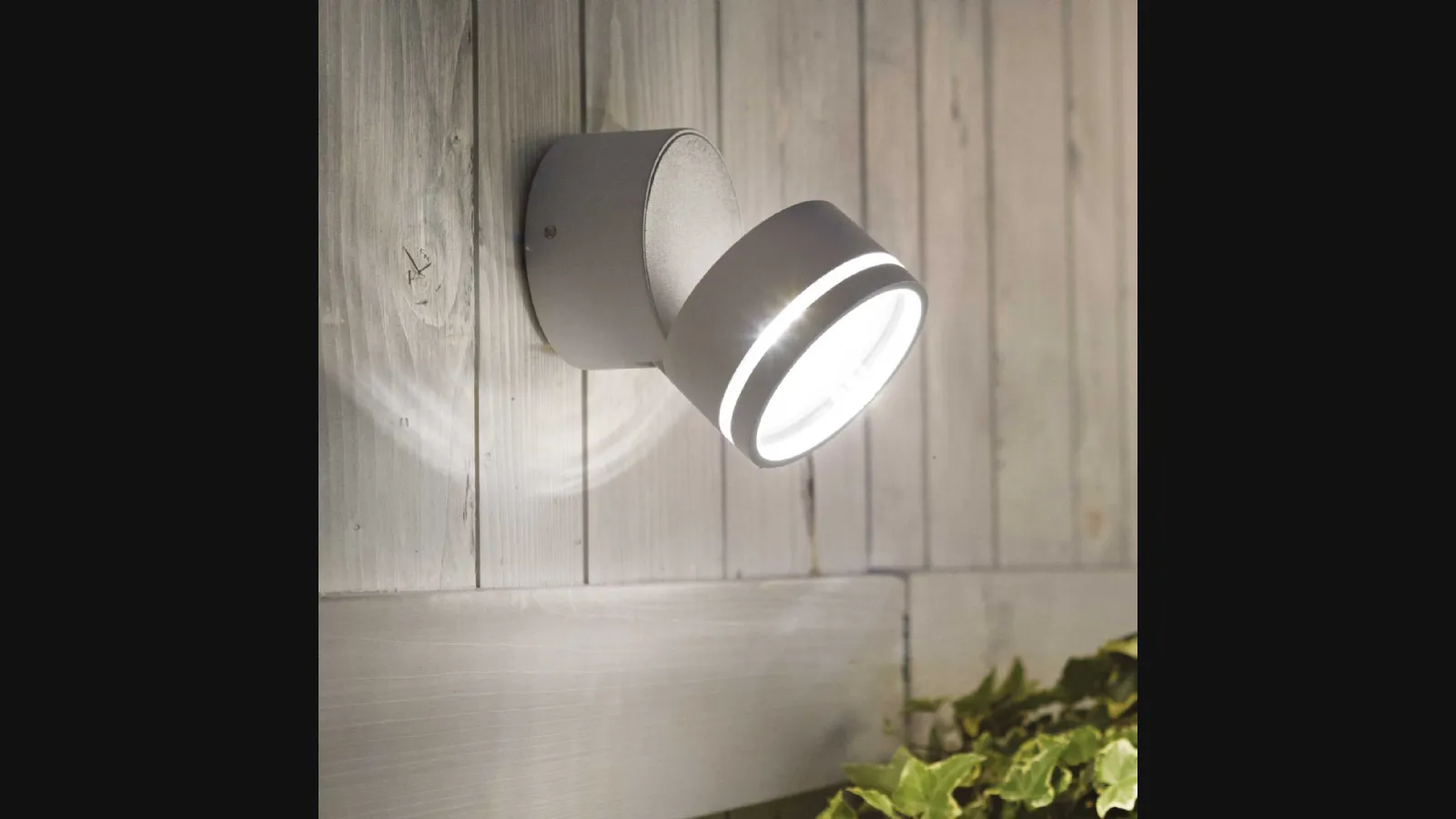 Lampada Omega Round in alluminio verniciato Bianco con diffusore inclinabile di Ideal Lux