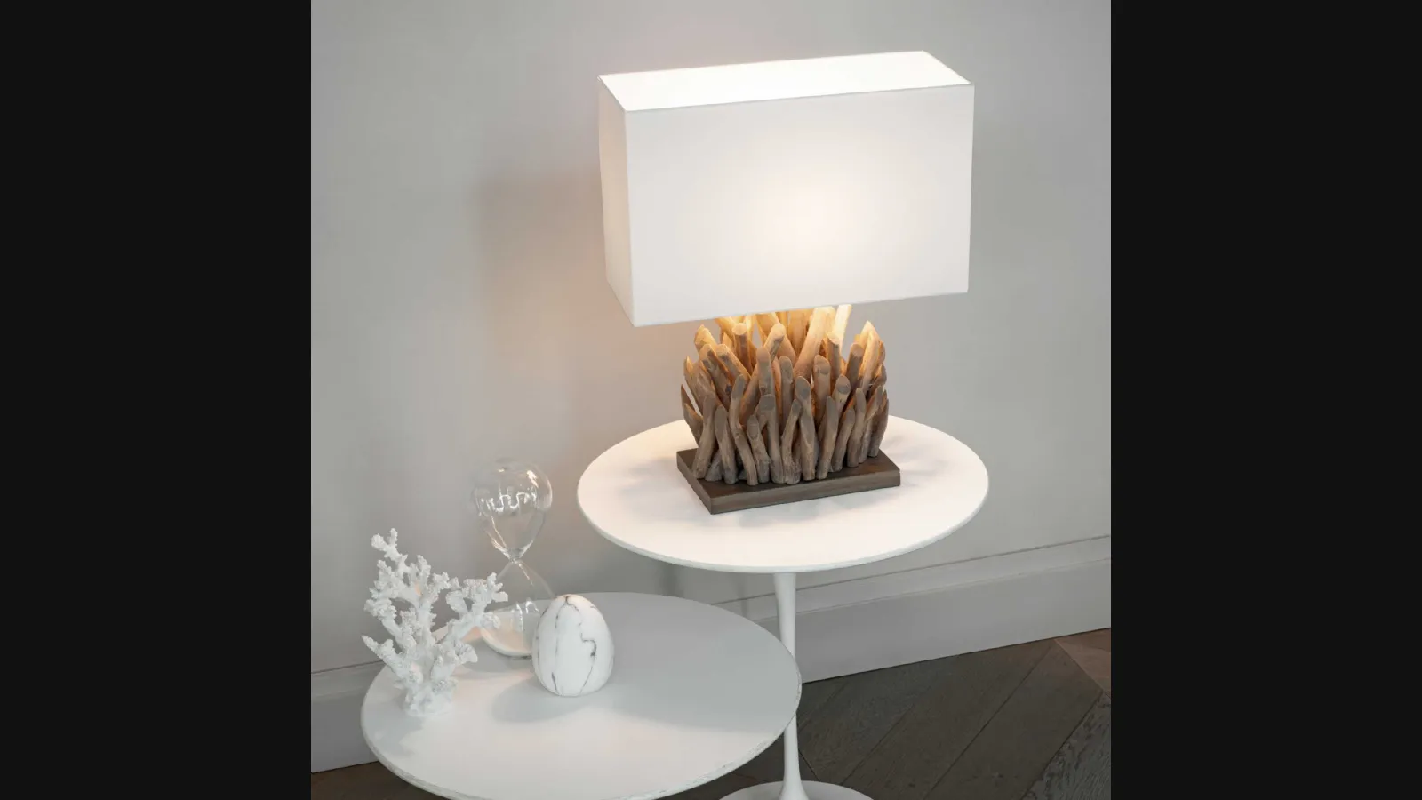 Lampada da tavolo Snell con base in legno naturale, corpo luce formato da rami veri e paralume rivestito in tessuto di Ideal Lux