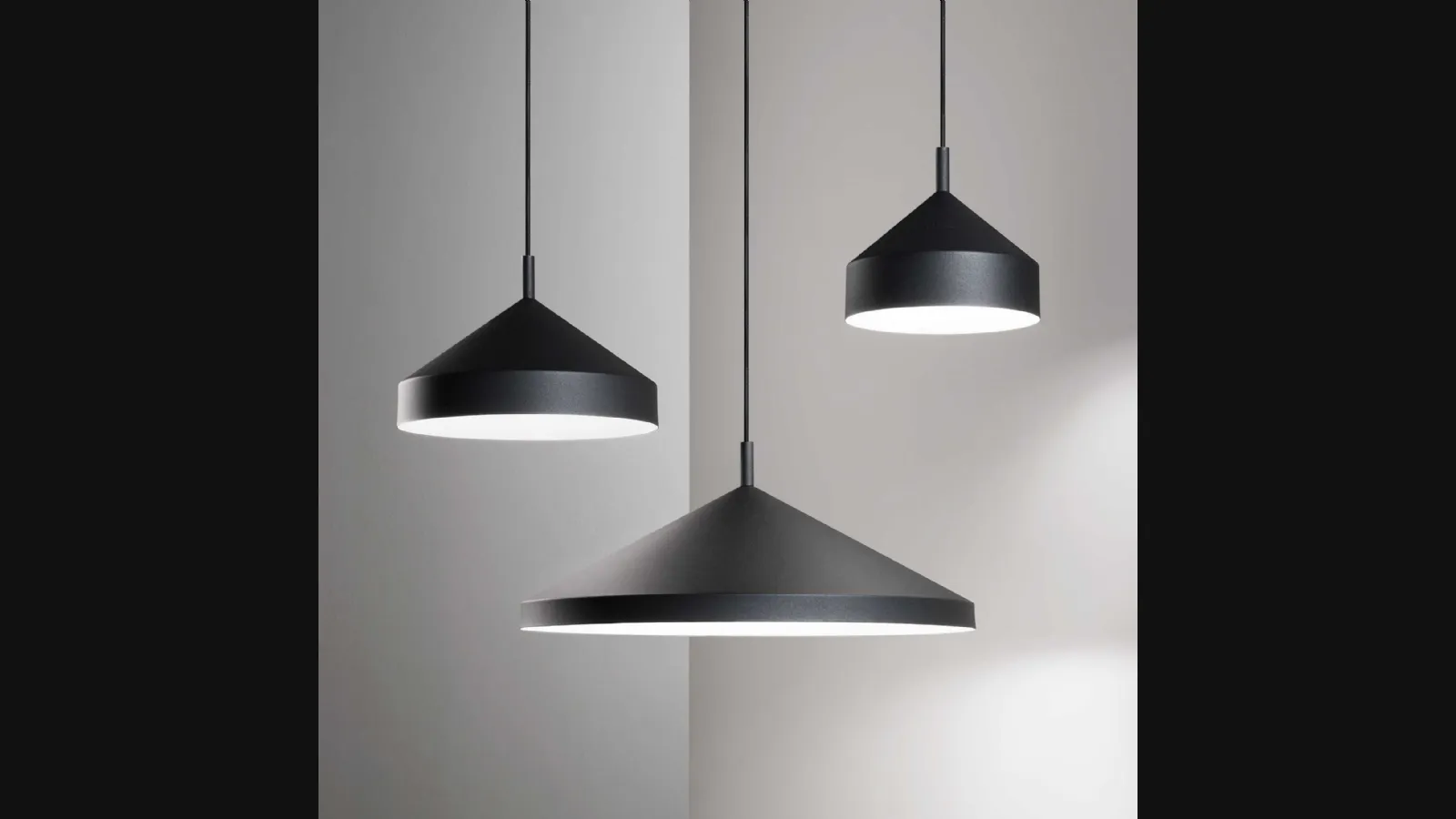 Lampada a sospensione Yurta n metallo verniciato nero con interno bianco di Ideal Lux