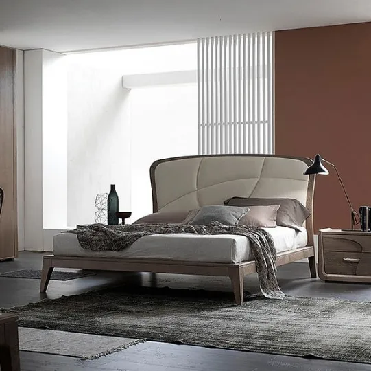 Letto matrimoniale in legno con testiera in pelle Plus di Fasolin