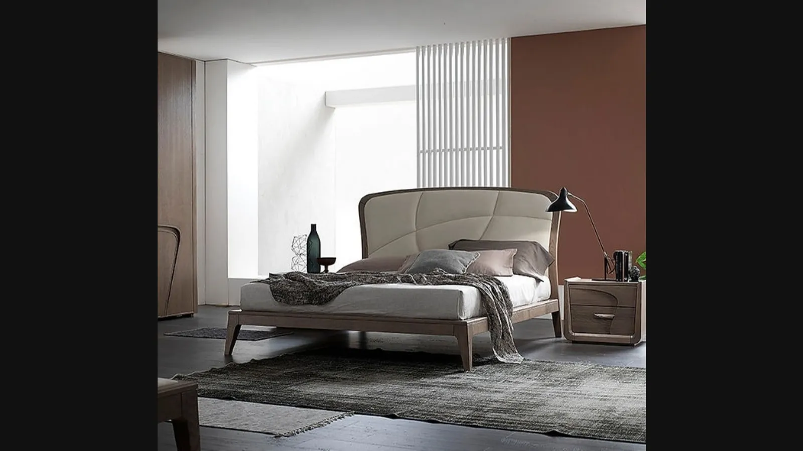 Letto matrimoniale in legno con testiera in pelle Plus di Fasolin